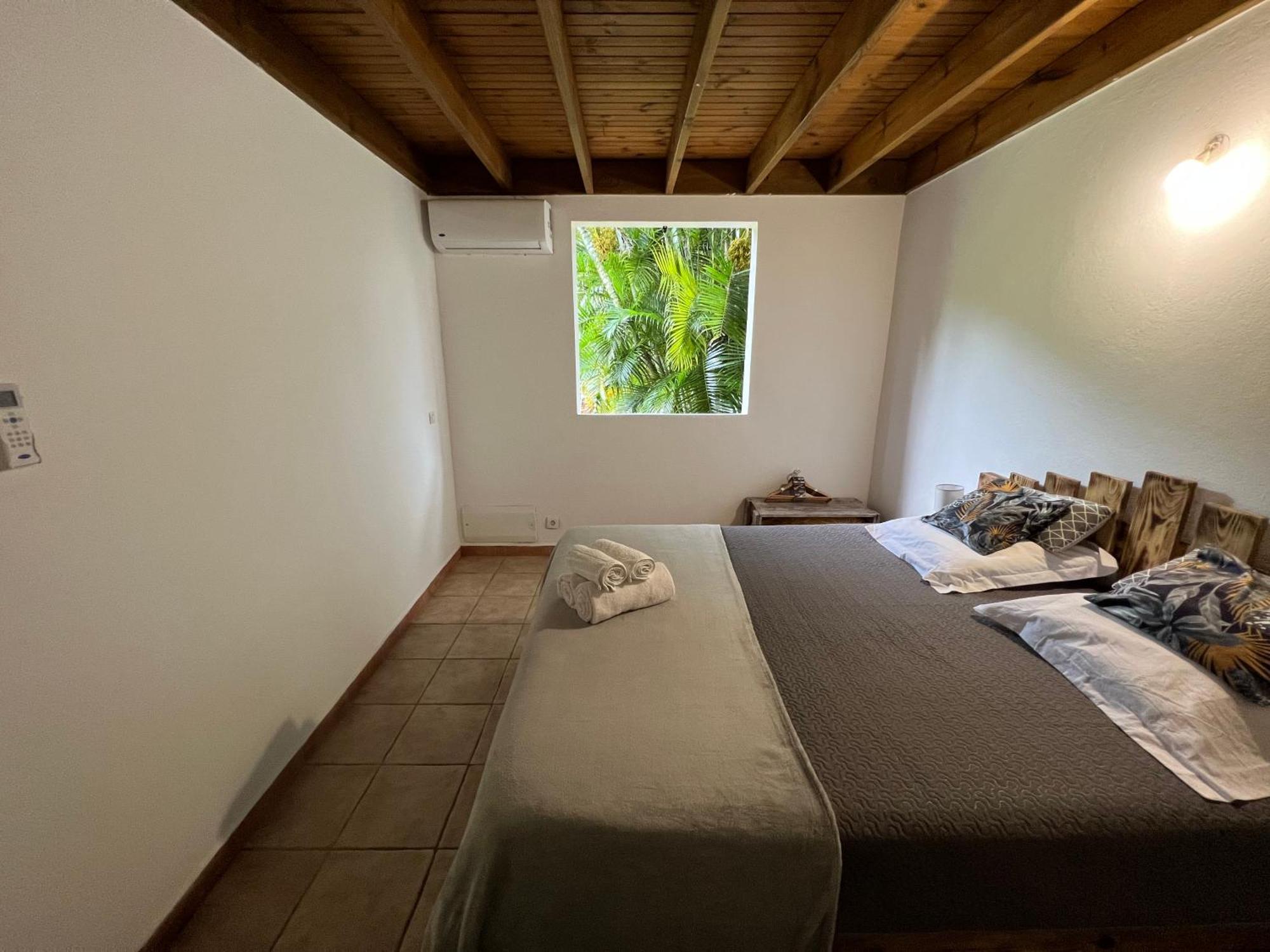 Villa au calme avec Jacuzzi, Villa Le Boursoie Les Abymes Esterno foto