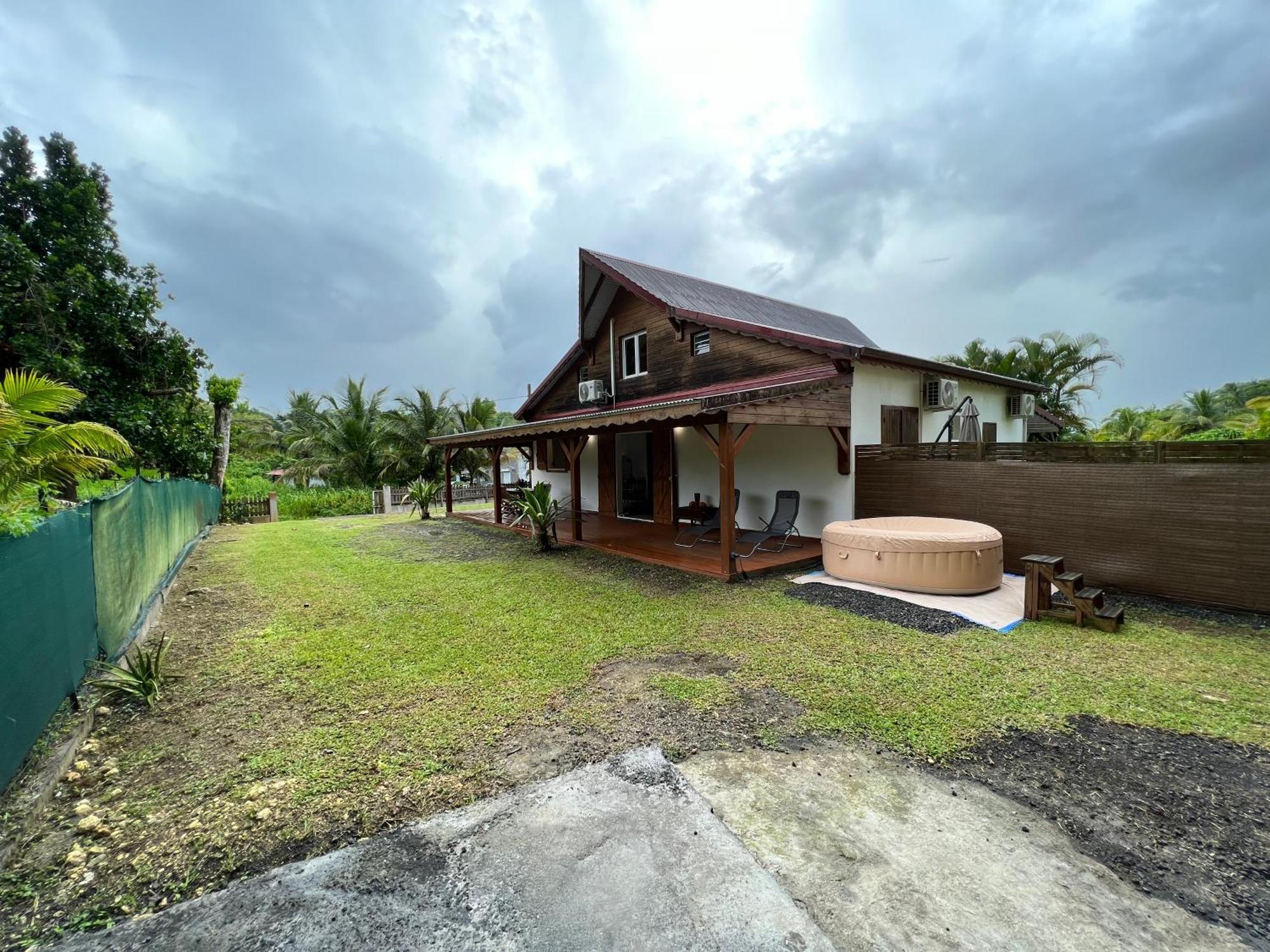 Villa au calme avec Jacuzzi, Villa Le Boursoie Les Abymes Esterno foto