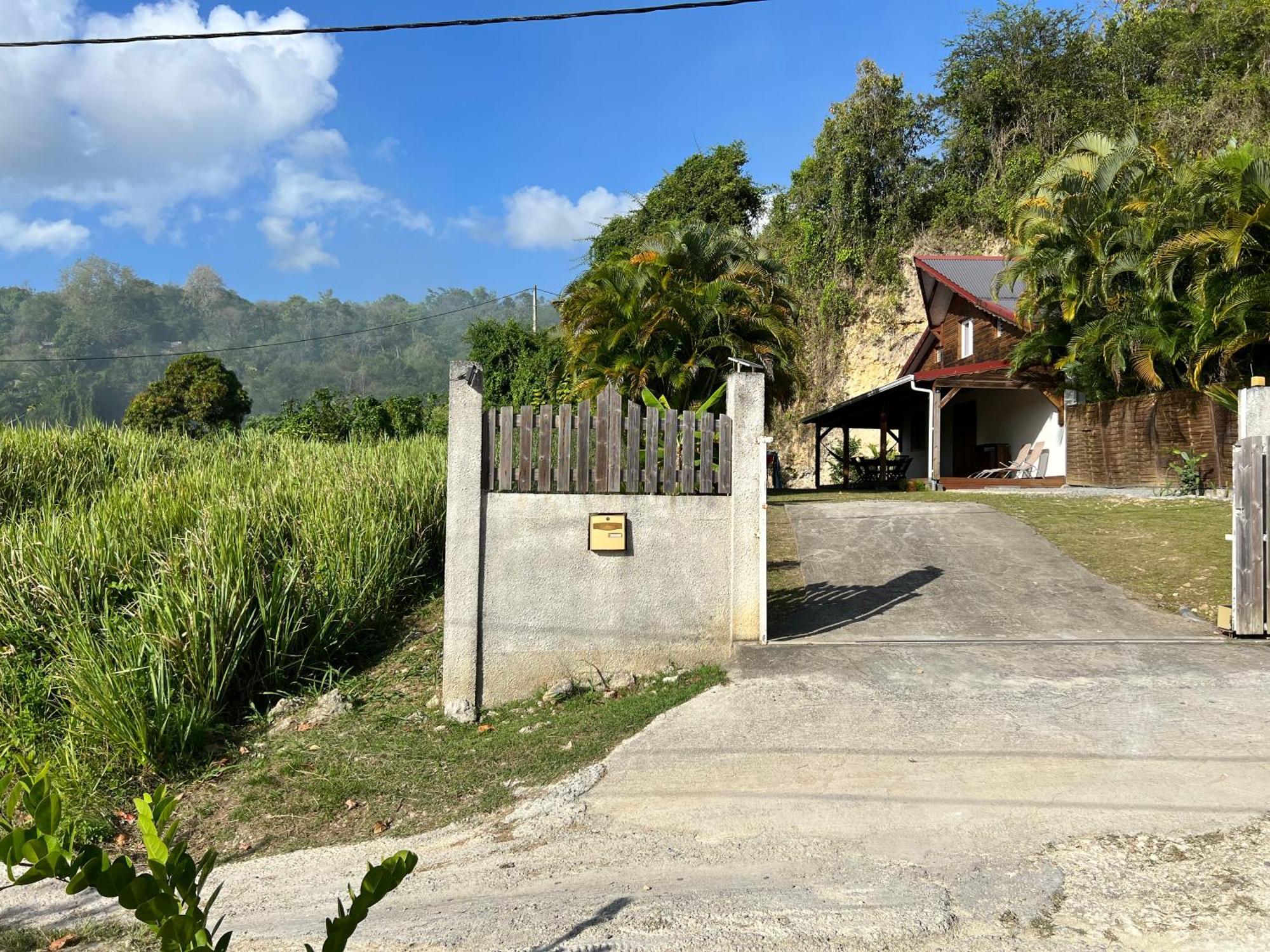 Villa au calme avec Jacuzzi, Villa Le Boursoie Les Abymes Esterno foto