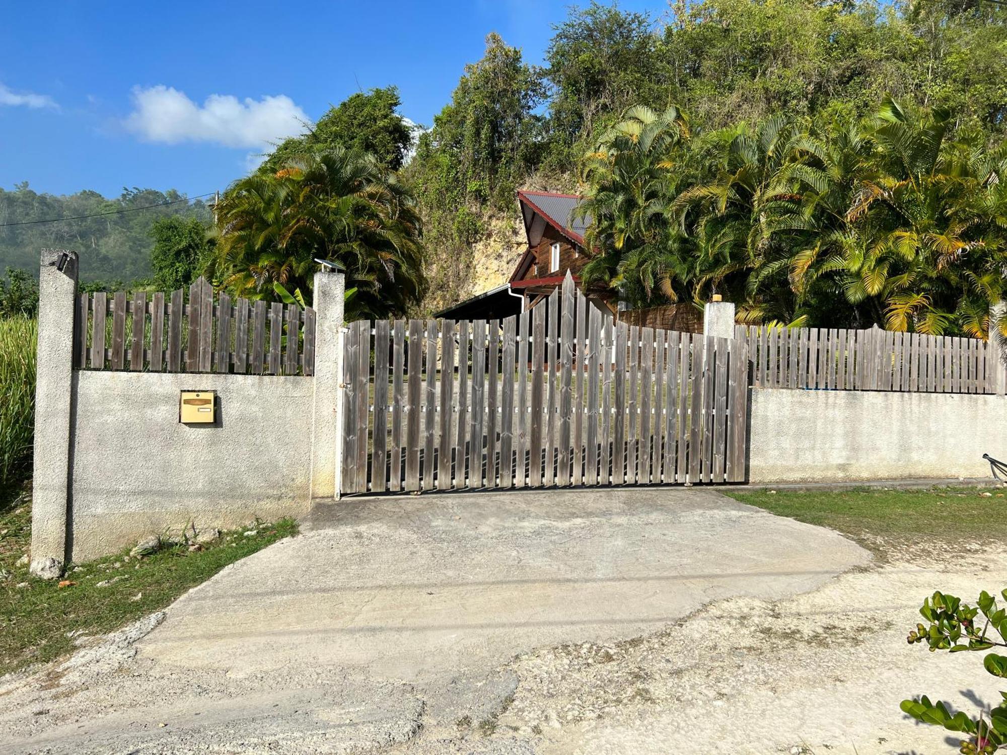 Villa au calme avec Jacuzzi, Villa Le Boursoie Les Abymes Esterno foto