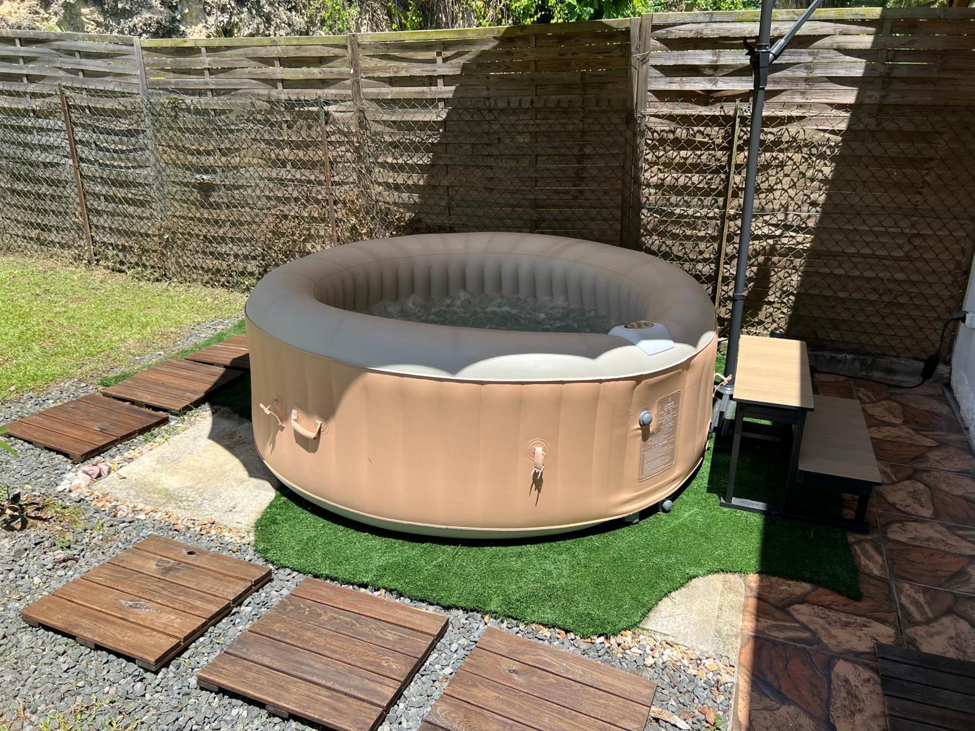 Villa au calme avec Jacuzzi, Villa Le Boursoie Les Abymes Esterno foto
