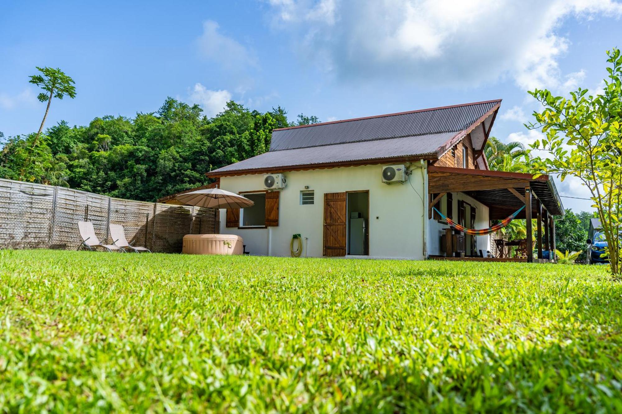 Villa au calme avec Jacuzzi, Villa Le Boursoie Les Abymes Esterno foto