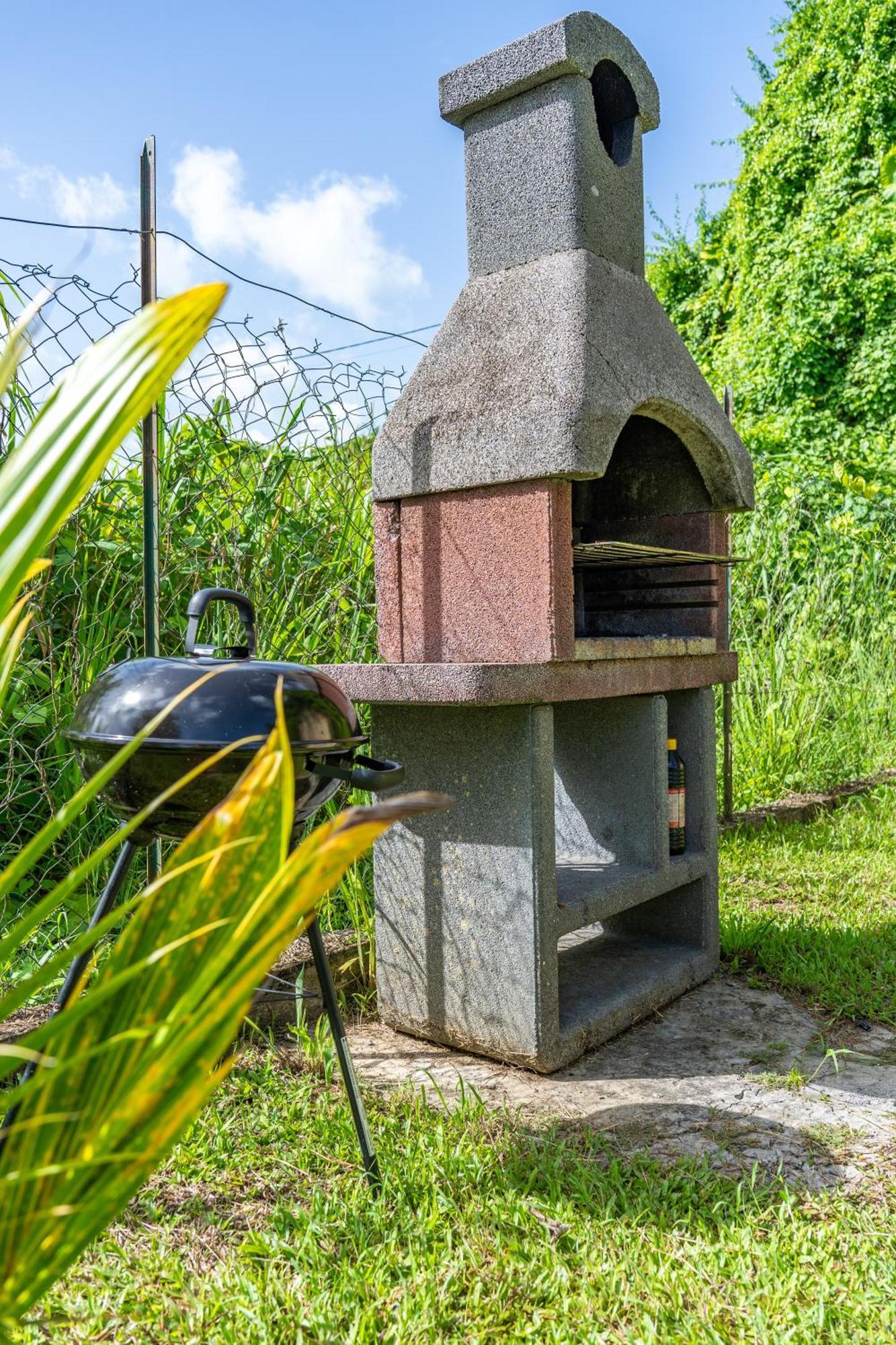 Villa au calme avec Jacuzzi, Villa Le Boursoie Les Abymes Esterno foto