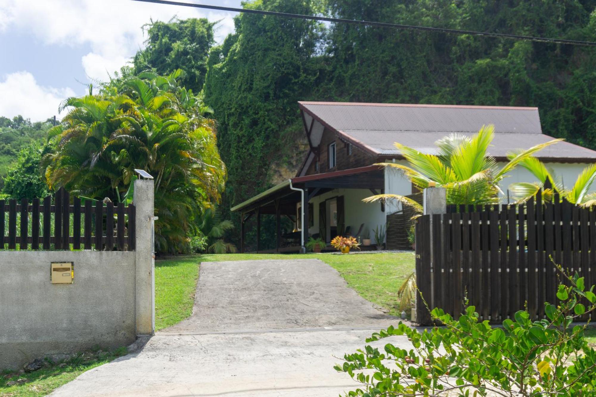 Villa au calme avec Jacuzzi, Villa Le Boursoie Les Abymes Esterno foto
