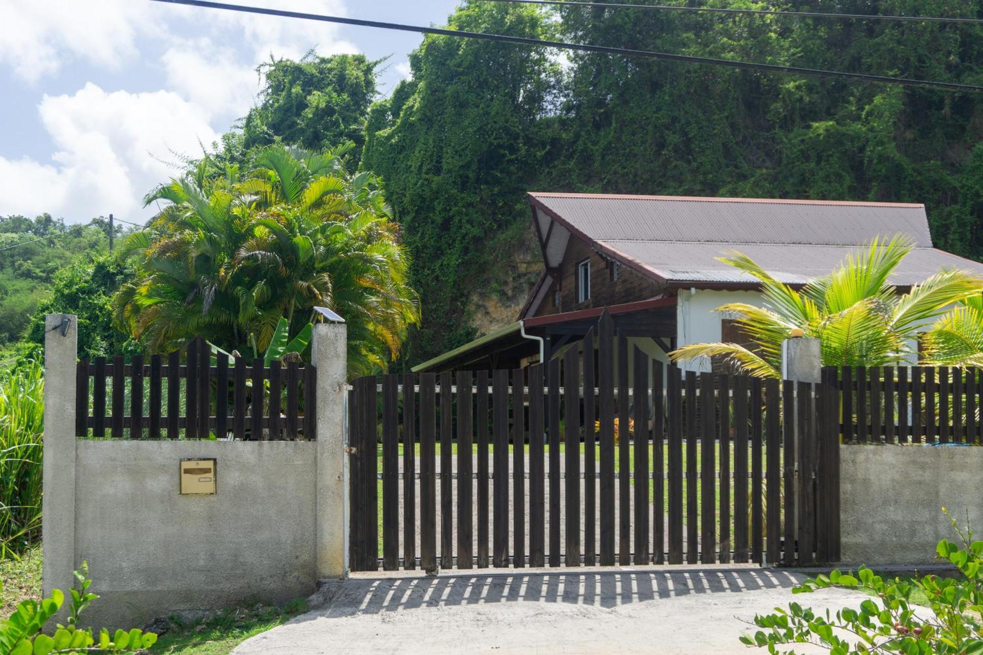 Villa au calme avec Jacuzzi, Villa Le Boursoie Les Abymes Esterno foto