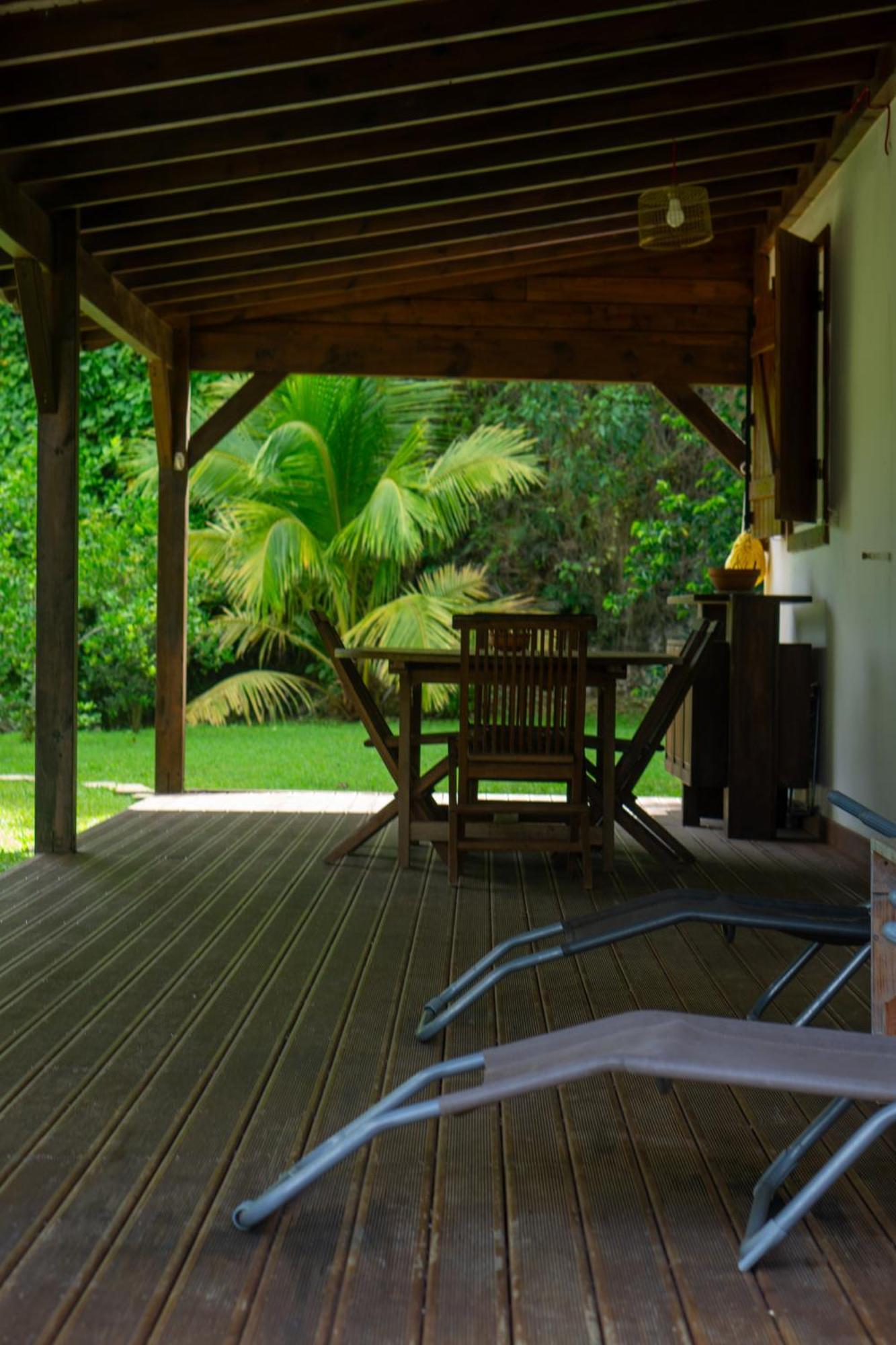 Villa au calme avec Jacuzzi, Villa Le Boursoie Les Abymes Esterno foto